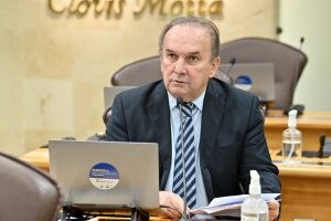 Nelter faz apelo por reforma de escola, abastecimento de água e recuperação de via