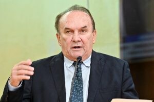 Nelter Queiroz lê desabafo de professora sobre contribuição de inativos ao IPERN