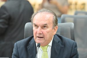 Nelter Queiroz presta homenagem a Aderbal Dantas e Irani Araújo em sessão plenária