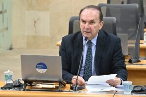 Nelter Queiroz chama atenção do Governo para recuperar escola em Alto do Rodrigues