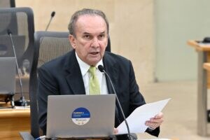 Deputado Nelter Queiroz reforça pedido por restaurante popular em Angicos e homenageia liderança local