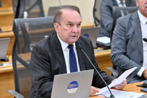 Nelter Queiroz cobra ao Governo do Estado a implementação de planos da educação e piso salarial do magistério