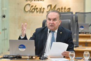 Nelter Queiroz cobra conclusão de obra em escola estadual em Caicó