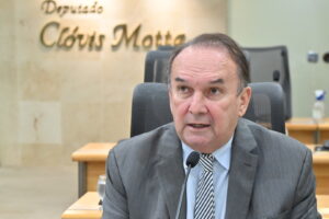 Nelter Queiroz cobra liberação de recursos para cirurgias eletivas em Acari e destaca sessão solene pelos 300 anos da Paróquia de Assú