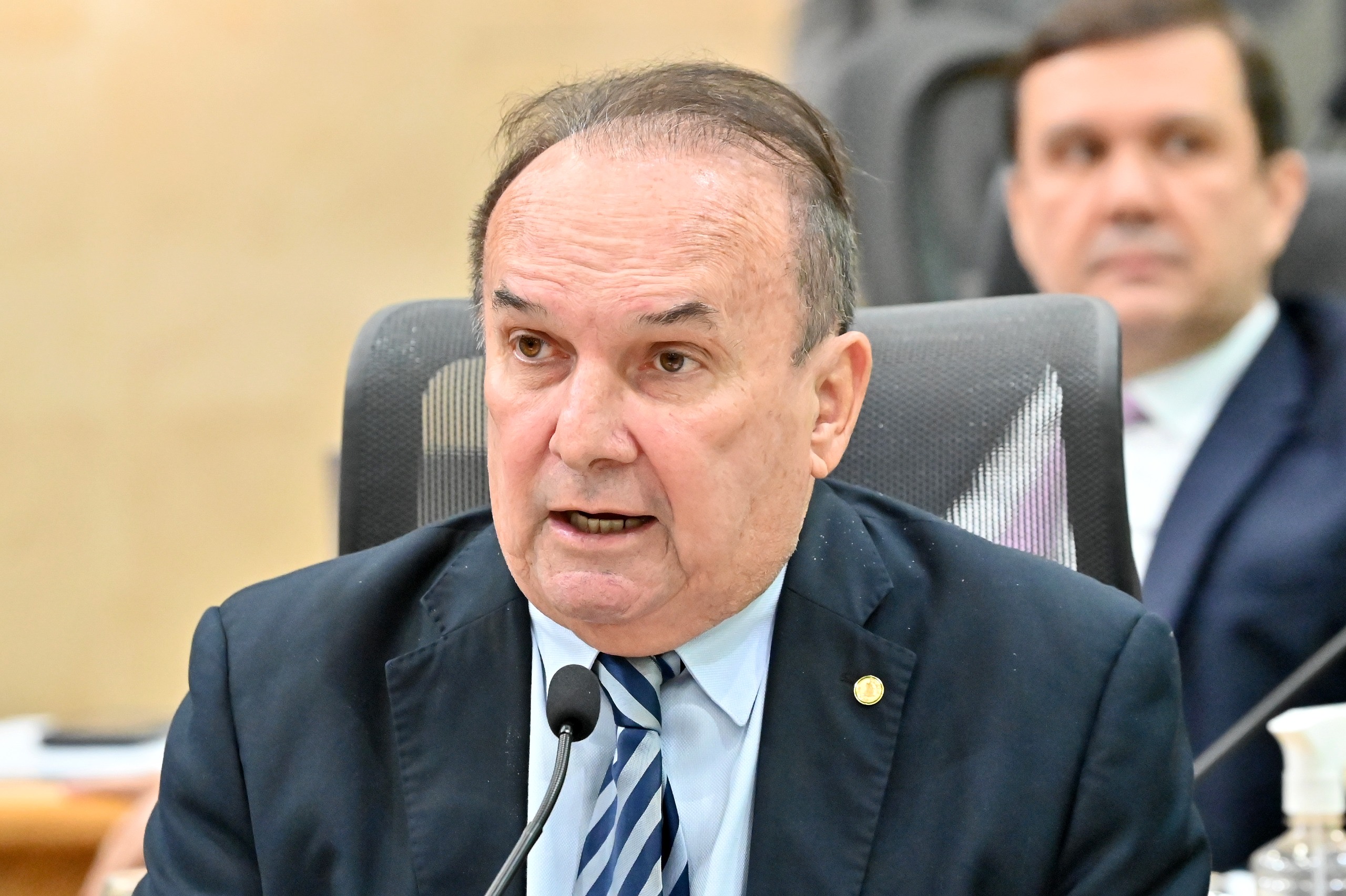 Deputado Nelter Queiroz cobra regularização de pagamentos a aposentados e repasse de consignados no RN