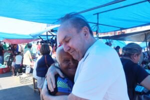 Nelter Queiroz participa de corpo a corpo na feira livre de Caicó e destaca receptividade da população