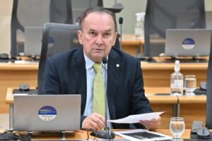 Nelter volta a cobrar votação de projeto que protege servidores da Caern e ações para agricultores do Oeste potiguar